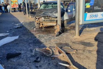 Mulher é atropelada em ponto de ônibus e arremessada de viaduto