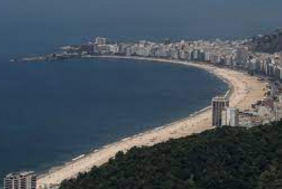Rio das praias extremas: a urbana Copacabana. De outro lado,  a intocada Grumari