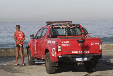 Bombeiros fazem busca por jovem desaparecido no quebra mar da Barra da Tijuca, na Zona Oeste do Rio - Marcos Porto/ Agência O Dia