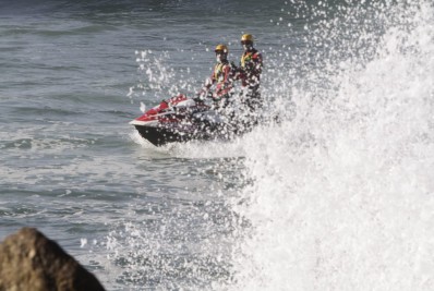 Bombeiros fazem busca por jovem desaparecido no quebra mar da Barra da Tijuca, na Zona Oeste do Rio - Marcos Porto/ Agência O Dia