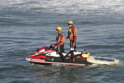 Bombeiros fazem busca por jovem desaparecido no quebra mar da Barra da Tijuca, na Zona Oeste do Rio - Marcos Porto/ Agência O Dia