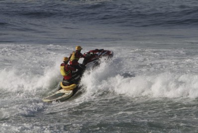 Bombeiros fazem busca por jovem desaparecido no quebra mar da Barra da Tijuca, na Zona Oeste do Rio - Marcos Porto/ Agência O Dia