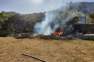 Fiscais da Secretaria de Meio Ambiente flagram queimada na Posse