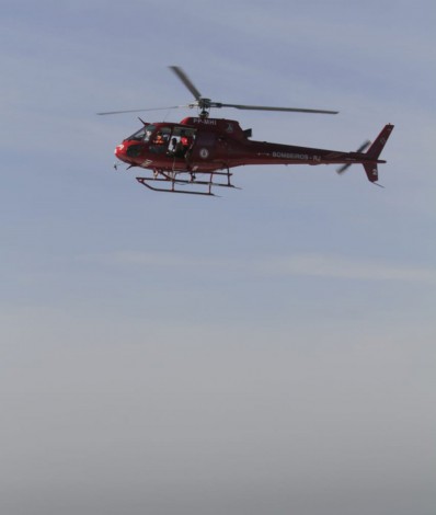 Bombeiros fazem busca por jovem desaparecido no quebra mar da Barra da Tijuca, na Zona Oeste do Rio - Marcos Porto/ Agência O Dia