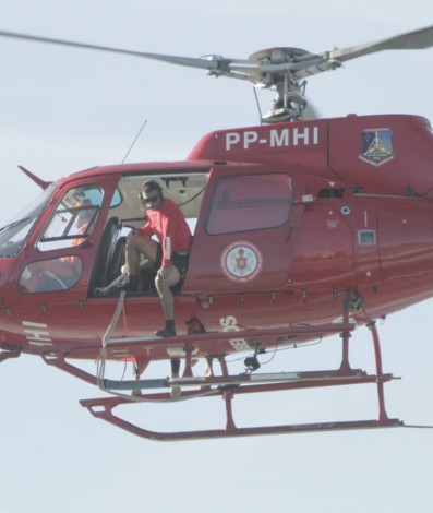 Bombeiros fazem busca por jovem desaparecido no quebra mar da Barra da Tijuca, na Zona Oeste do Rio - Marcos Porto/ Agência O Dia