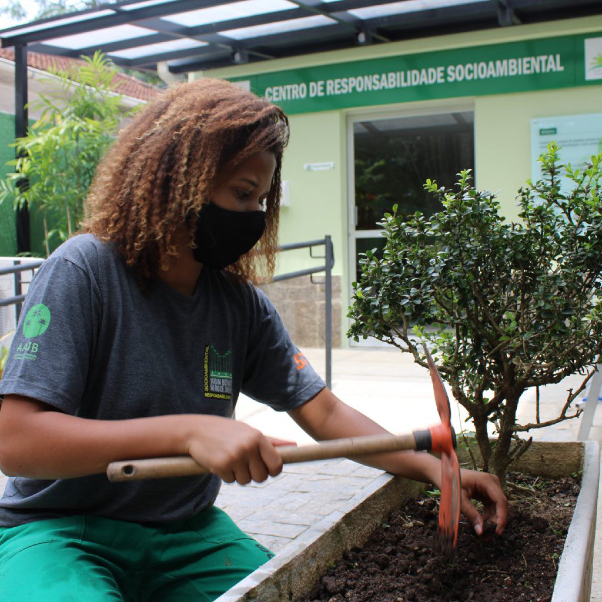 O projeto Florescer oferece cursos de capacitação em jardinagem, manejo de coleções biológicas, entre outros, além de atividades de educação inclusiva, enquanto o Projeto de Iniciação Científica no Ensino Médio insere os estudantes na pré-iniciação científica   - Felipe Rebouças