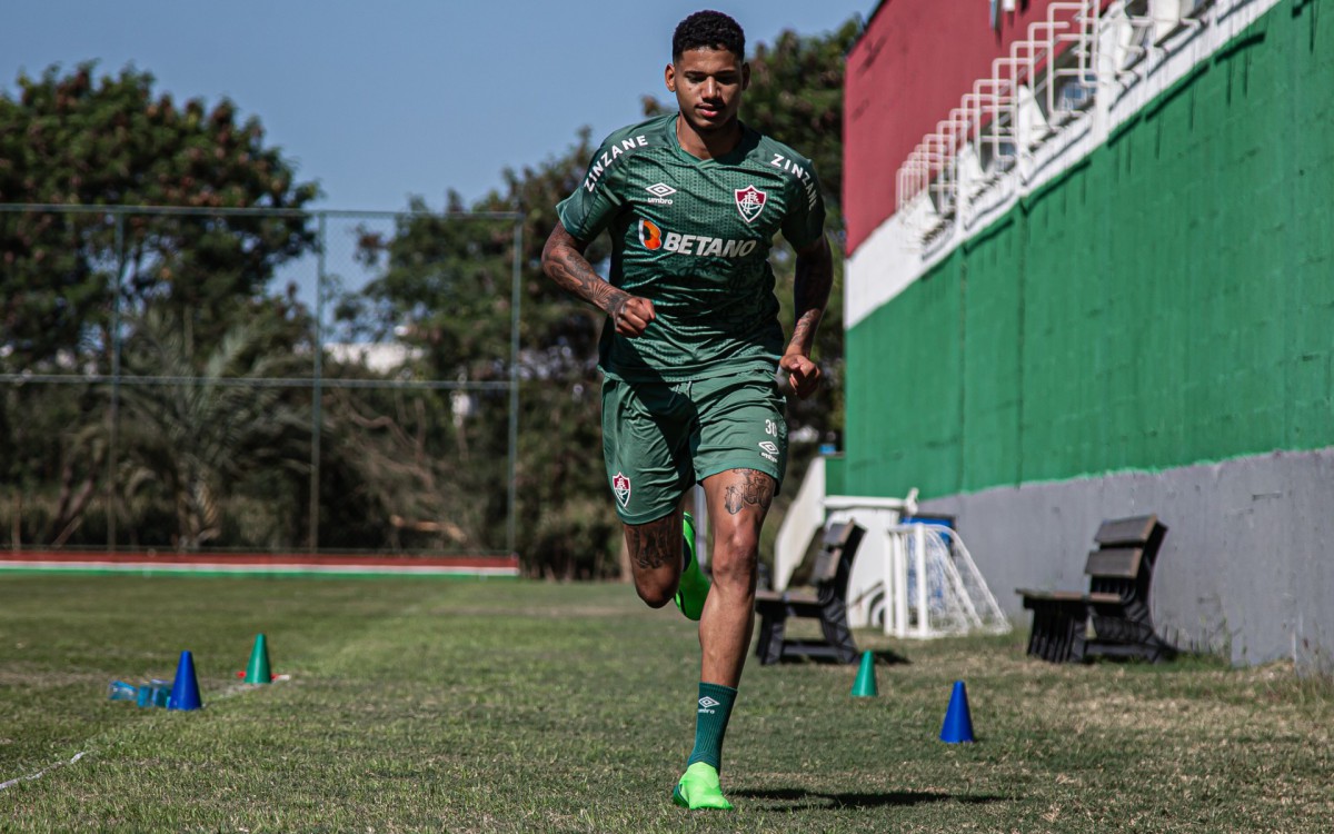 Atacante Marrony treina esta manh&atilde; no CT Carlos Castilho.