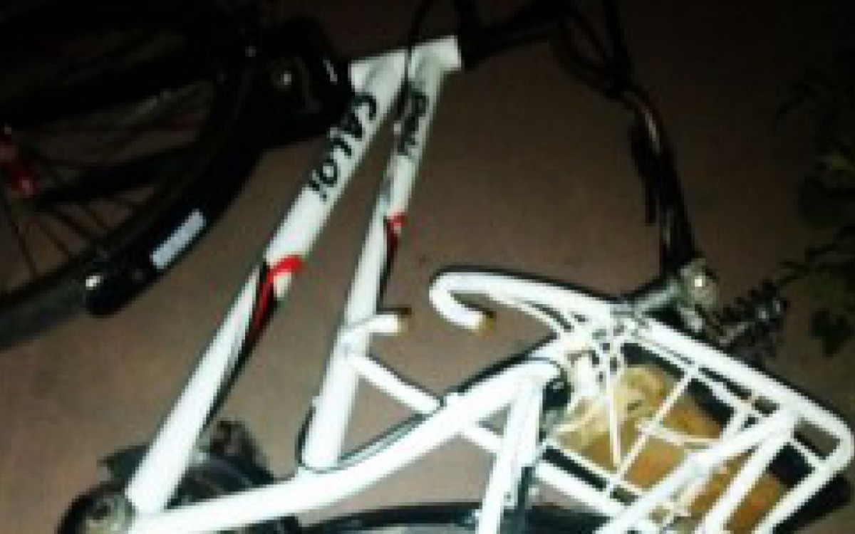O impacto foi t&atilde;o forte que a bicicleta ficou destru&iacute;da