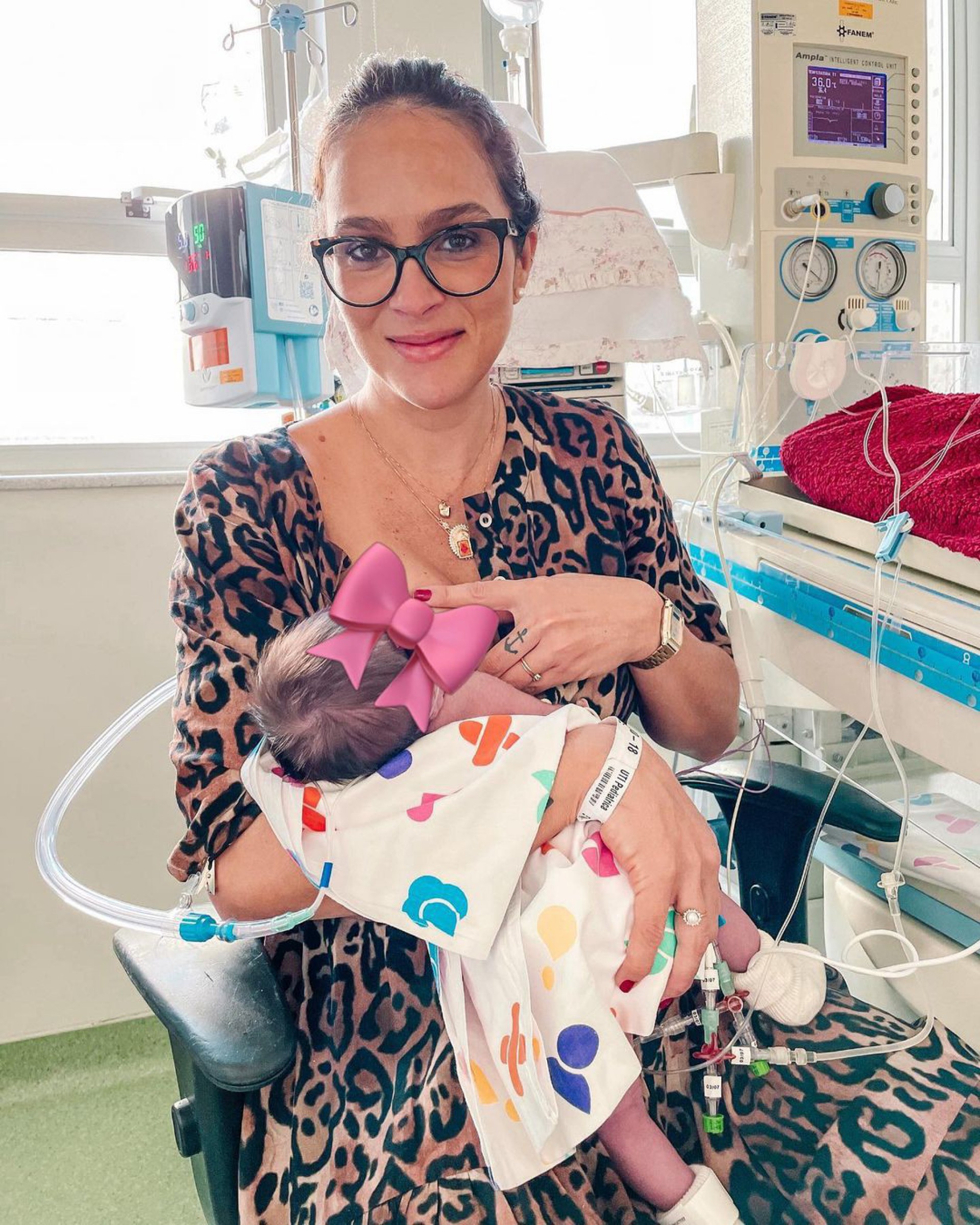 Juliano Cazarré e a esposa, Letícia, celebraram após a filha recém-nascida mamar pela primeira vez - Reprodução/Instagram