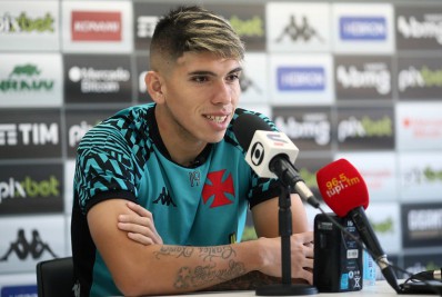 Palacios destaca sequência no Vasco: 'Fico muito contente por seguir jogando'