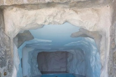 De férias na Grécia, Maisa curte piscina dentro de pedra: 'Caverna da Ariel'