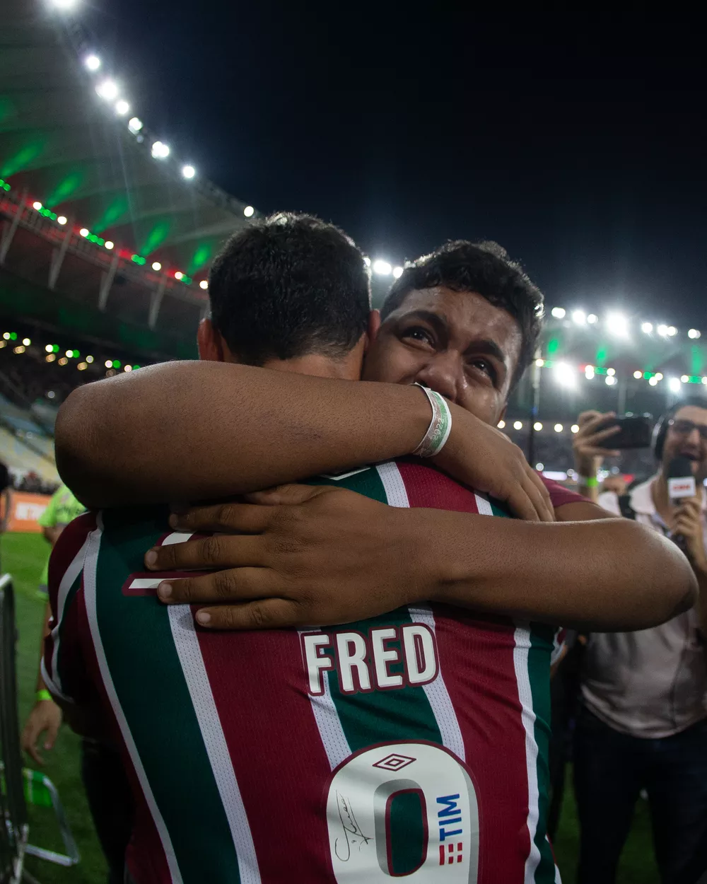 Gandula que chorou ao abraçar Fred, do Fluminense, tatua autógrafo do atacante