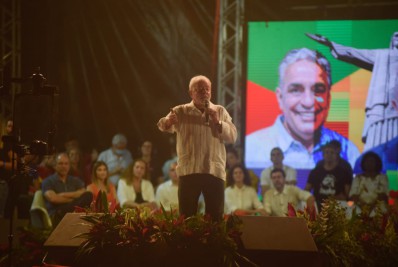 Ato político de Lula reúne multidão no Centro do Rio