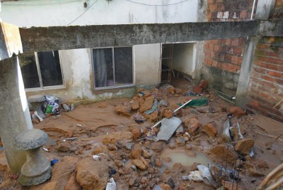Moradores têm casas alagadas após tubulação estourar em Xerém
