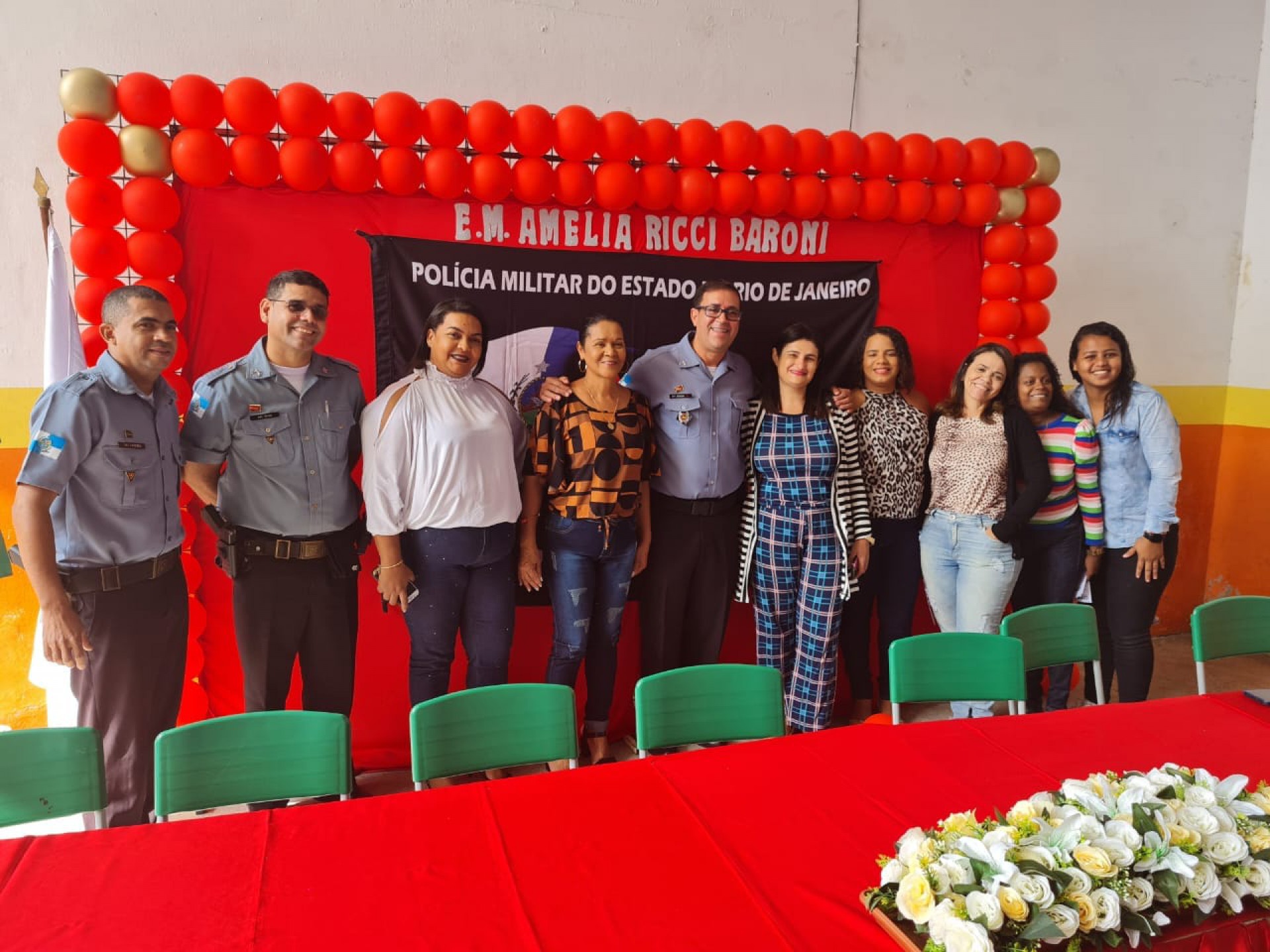 Os sargentos &Eacute;rico e Lacerda; coordenadora Fabiana Marins; diretora Sueli Cardoso; diretora adjunta Luciana Barbosa; coordenadora Adriana Keller; e as professoras Adriana Duarte, Vanusa Rodrigues e Sarah Arcanjo, na formatura do Proerd - Divulga&ccedil;&atilde;o