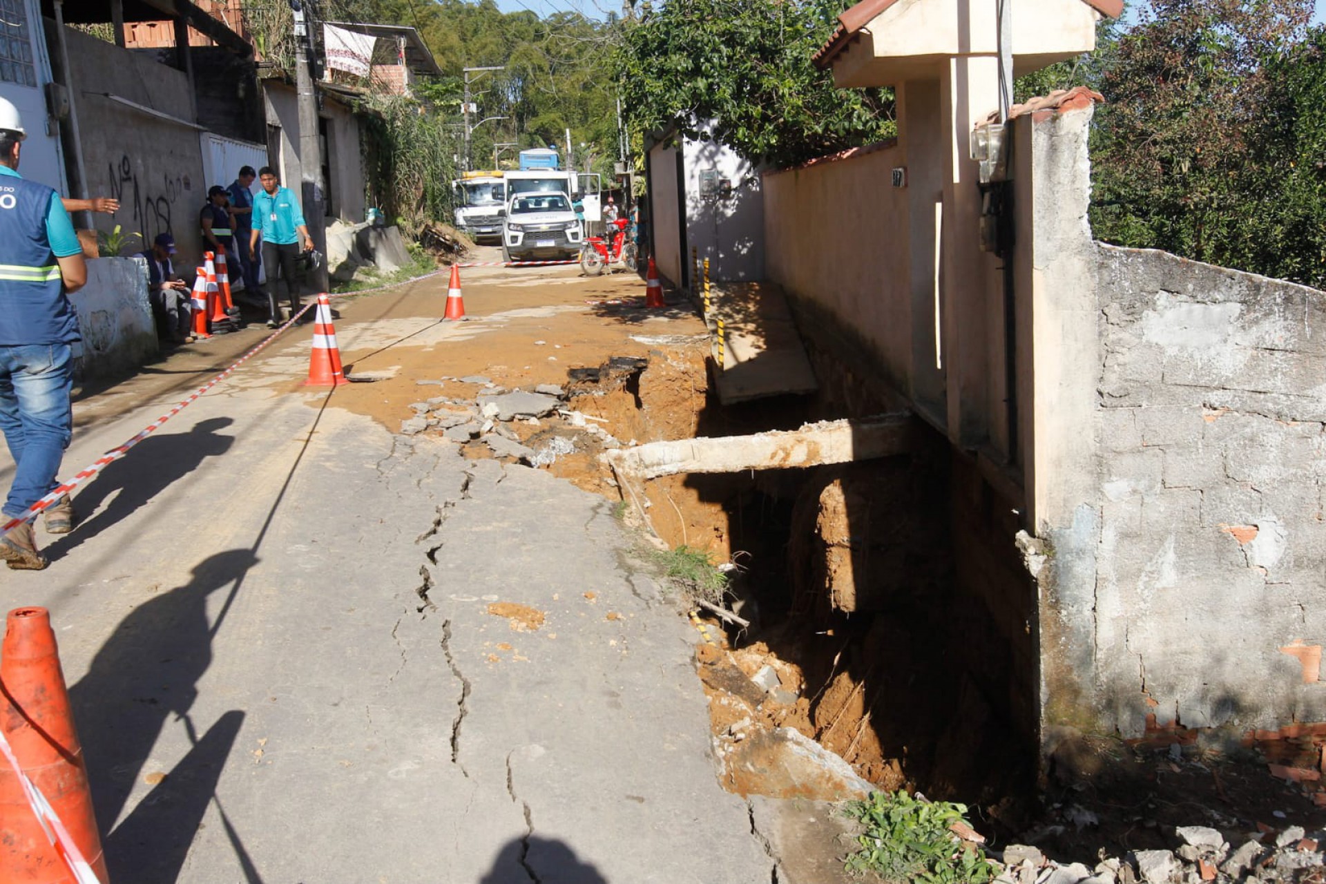 Moradores relataram que barro e pedras invadiram as casas durante a inunda&ccedil;&atilde;o - Reginaldo Pimenta