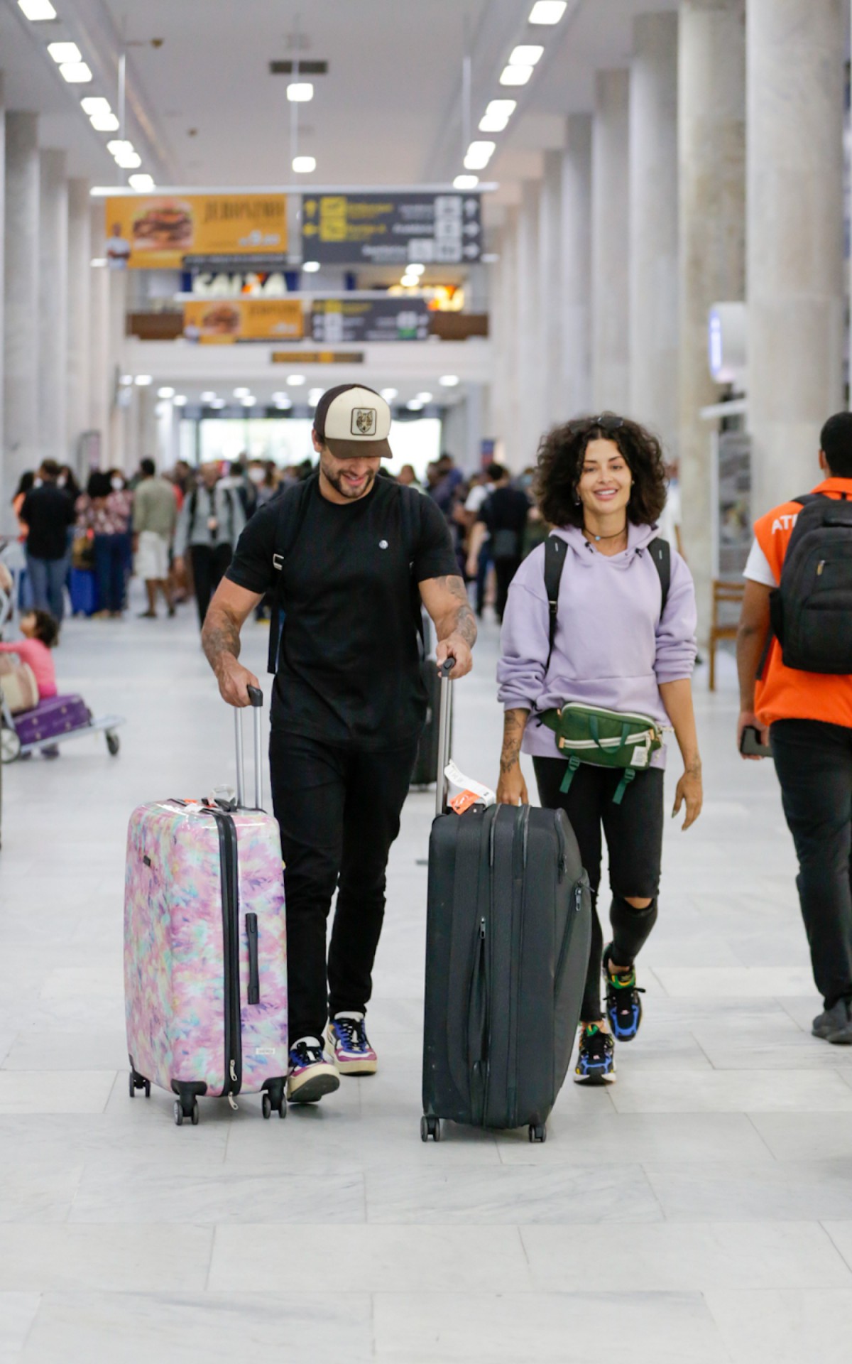 Aline Campos e Jesus Luz desembarcaram no aeroporto Santos Dumont na tarde desta sexta-feira