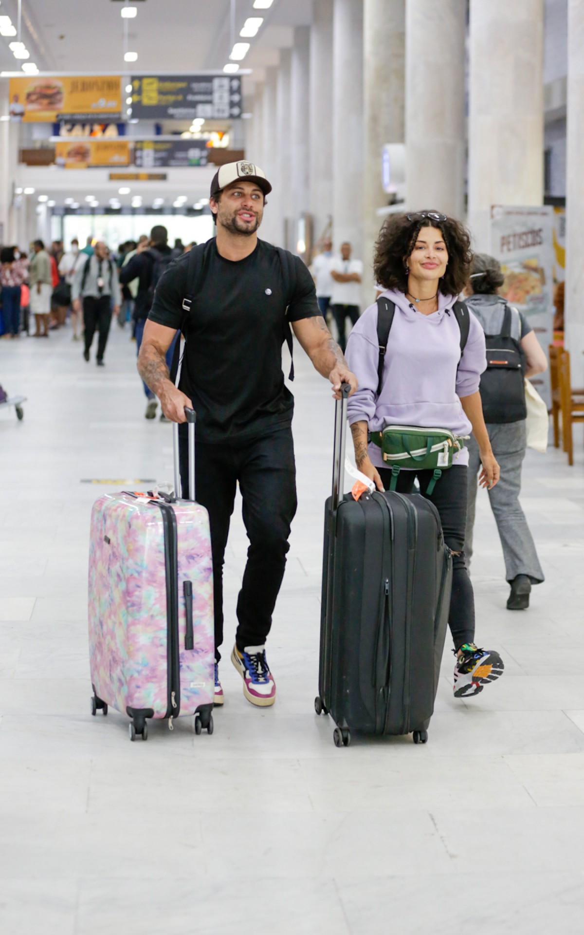 Aline Campos e Jesus Luz desembarcaram no aeroporto Santos Dumont na tarde desta sexta-feira