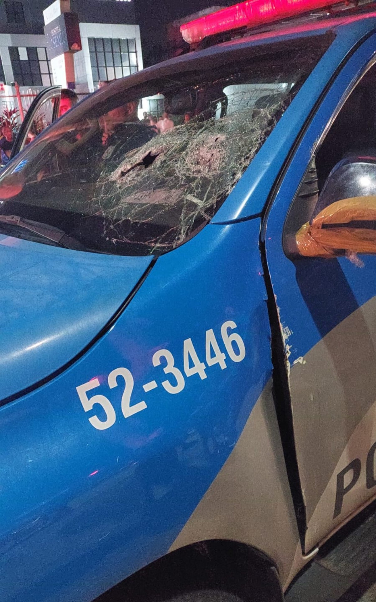 Marcas de tiros na viatura da pol&iacute;cia ap&oacute;s persegui&ccedil;&atilde;o policial na Vila da Penha