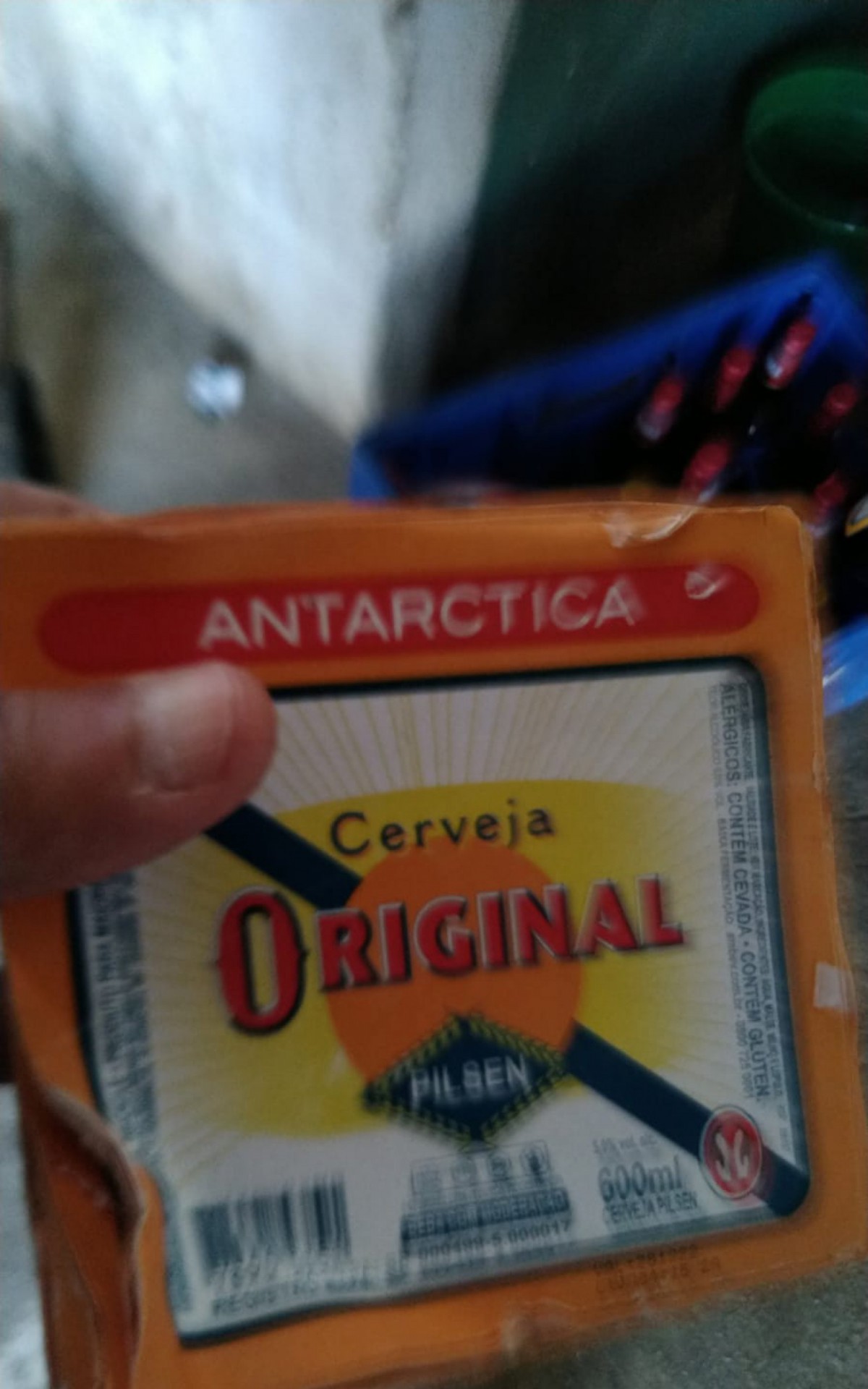 Os suspeitos trocavam os rótulos e as chapinhas das garrafas de cerveja - Divulgação