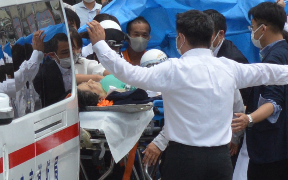 Shinzo Abe foi socorrido, mas não resistiu aos ferimentos - STR / Yomiuri Shimbun / AFP