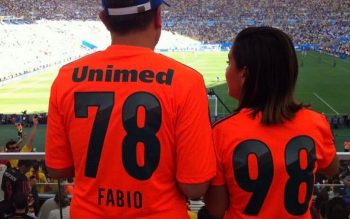 Fabio e sua filha Lyandra, que ser&aacute; a pr&oacute;xima a eternizar o Fluminense na pele