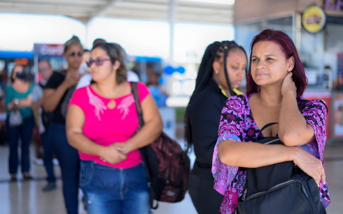 Emilena Moraes mora em Santa Cruz e trabalha na Barra da Tijuca. Ela precisa pegar o BRT todos os dias 
