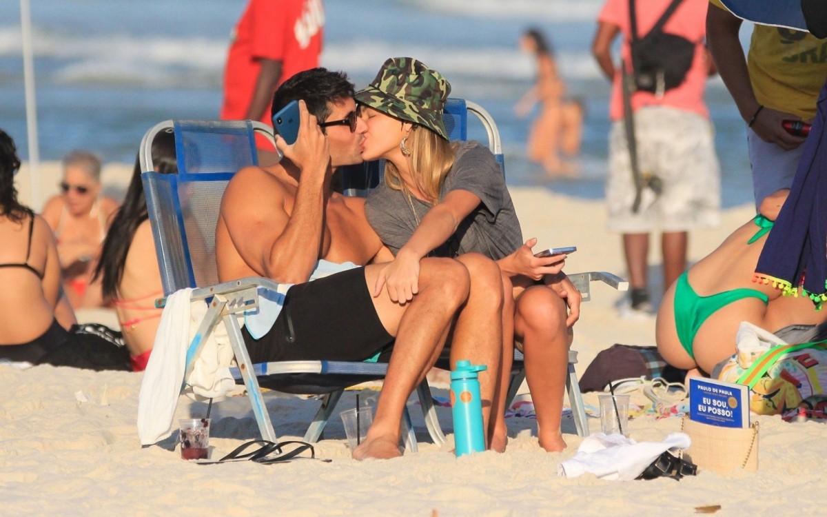 A ex-BBB Bárbara e o namorado, Rick Maia, trocaram beijos em dia de praia no Rio - Fabricio Pioyani / Ag. News