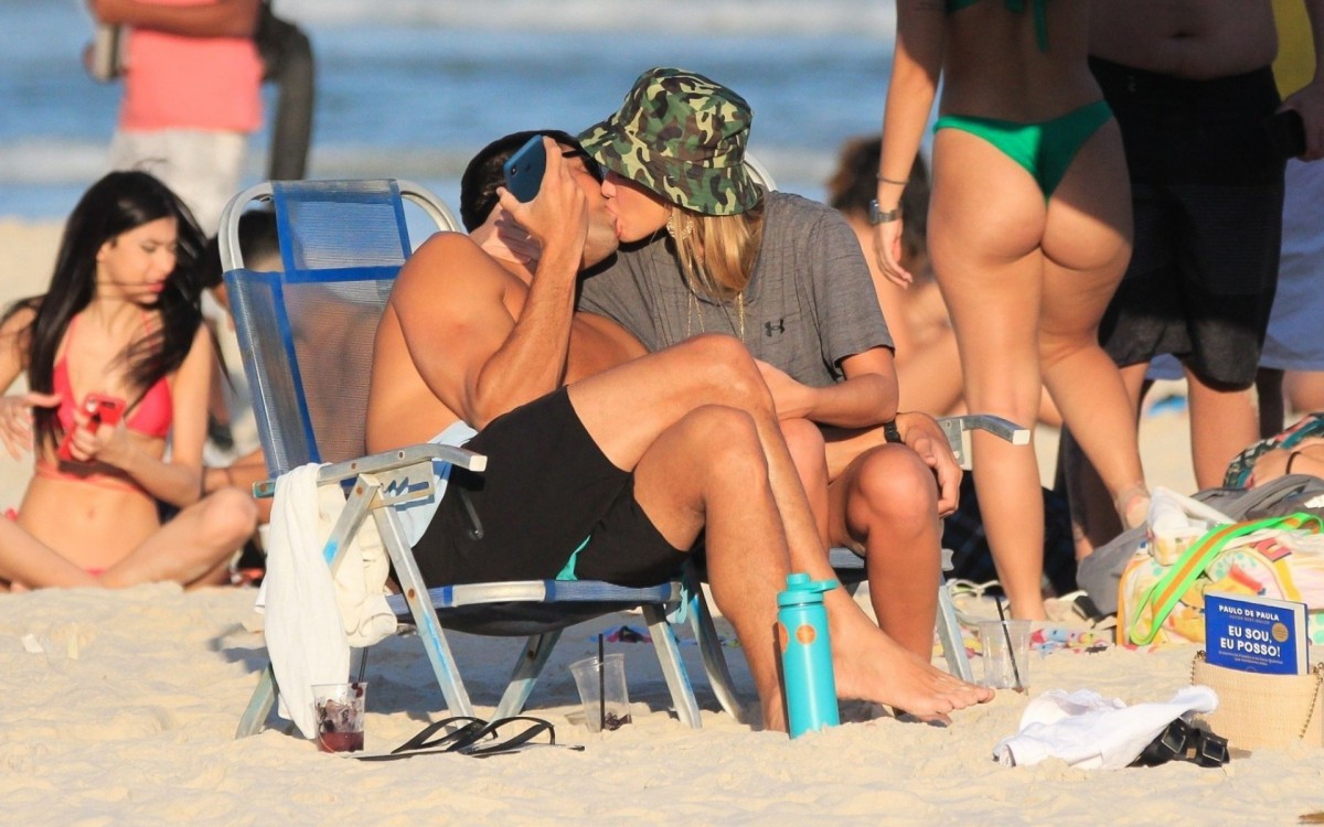 A ex-BBB B&aacute;rbara e o namorado, Rick Maia, trocaram beijos em dia de praia no Rio