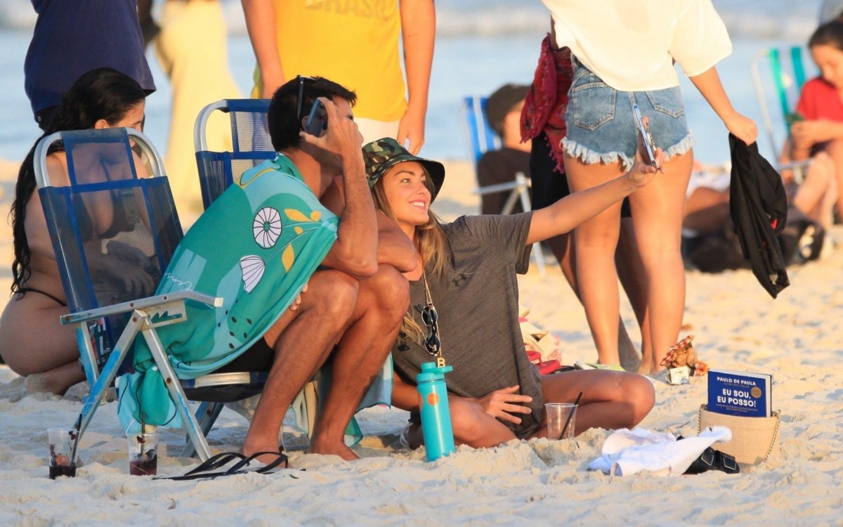 B&aacute;rbara Heck e o namorado posaram para registro de dia ensolarado em praia do Rio