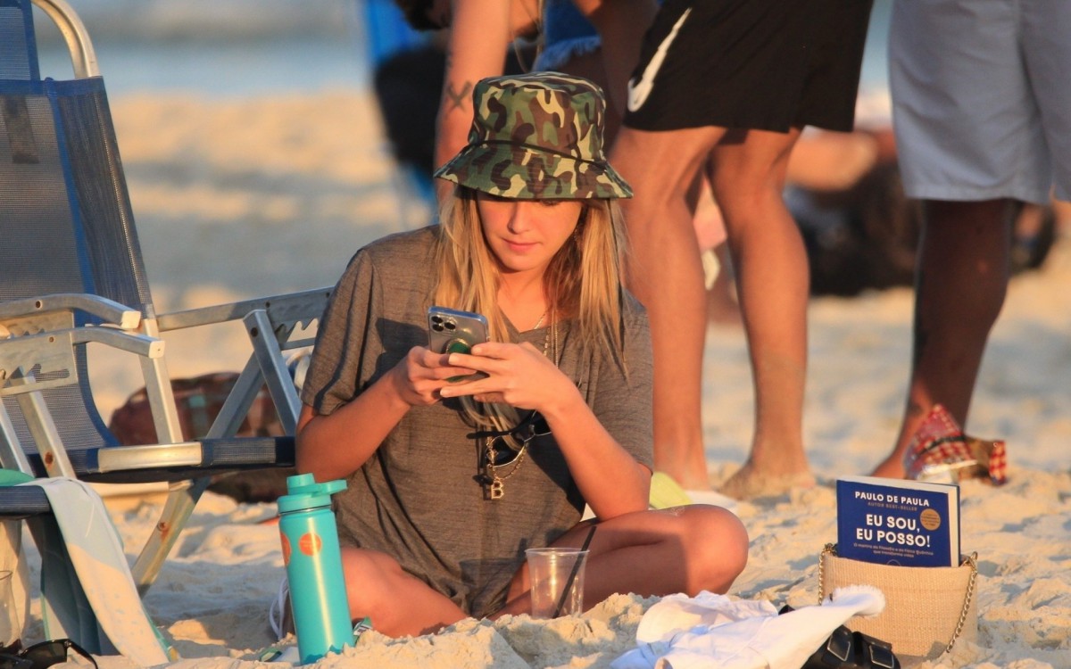 Ex-BBB B&aacute;rbara Heck curtiu o dia de sol na praia da Barra, Zona Oeste do Rio