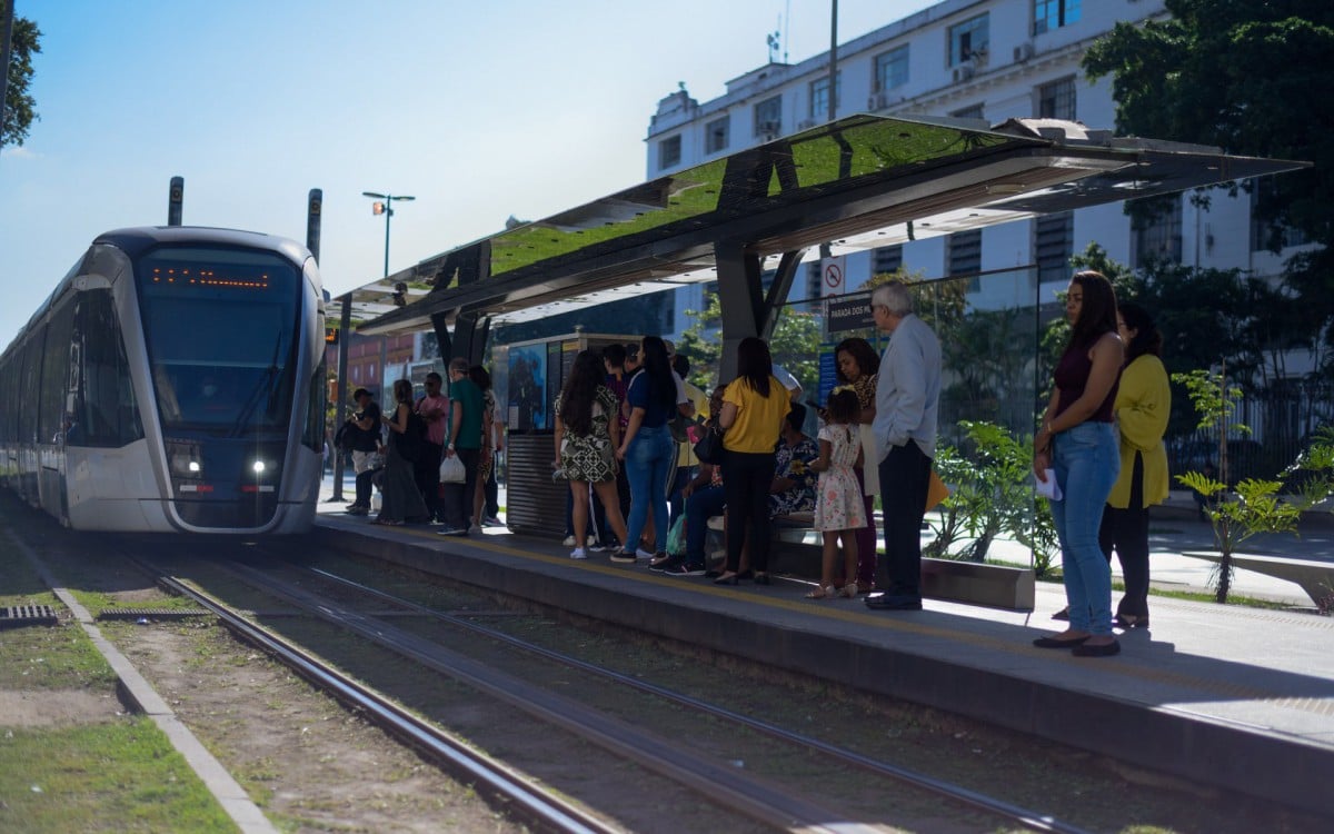 RJ - Movimenta&ccedil;&atilde;o na esta&ccedil;&atilde;o do VLT na Pra&ccedil;a Mau&aacute;, Centro do Rio de Janeiro nesta sexta (08). - Arquivo / Ag&ecirc;ncia O Dia