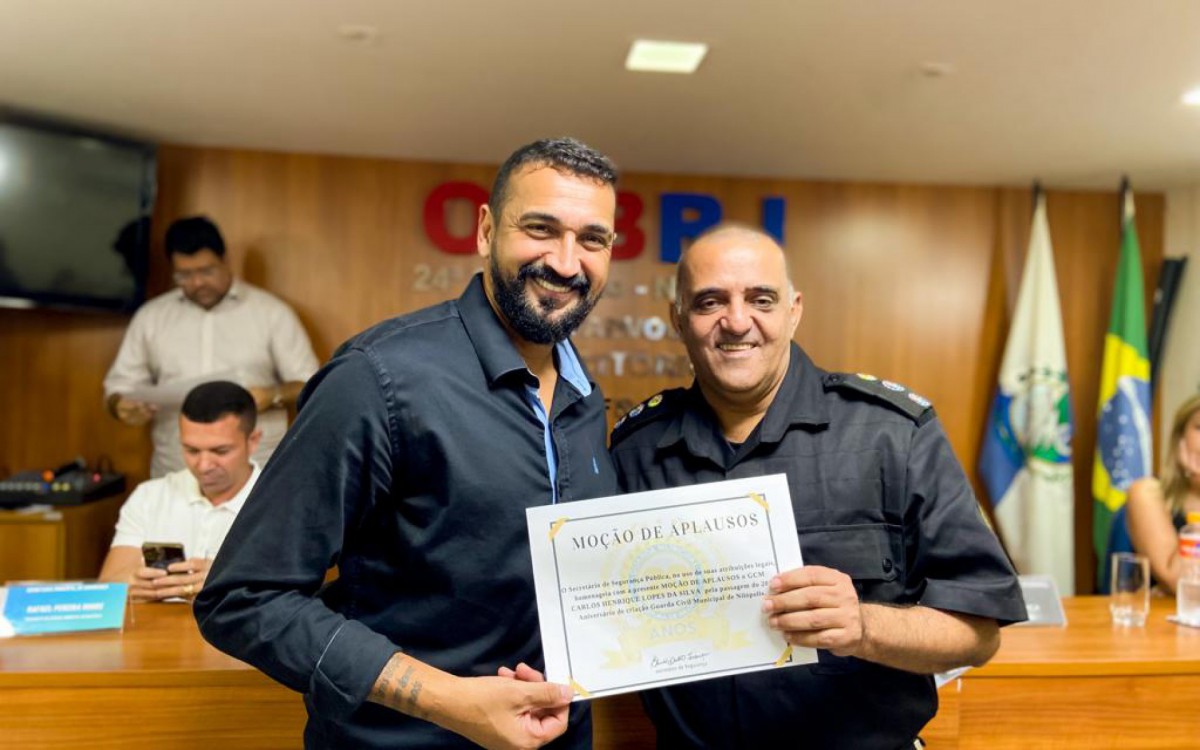 O secretário Esmar França entrega certificado de Moção ao guarda civil de Nilópolis, Carlos Henrique Lopes da Silva