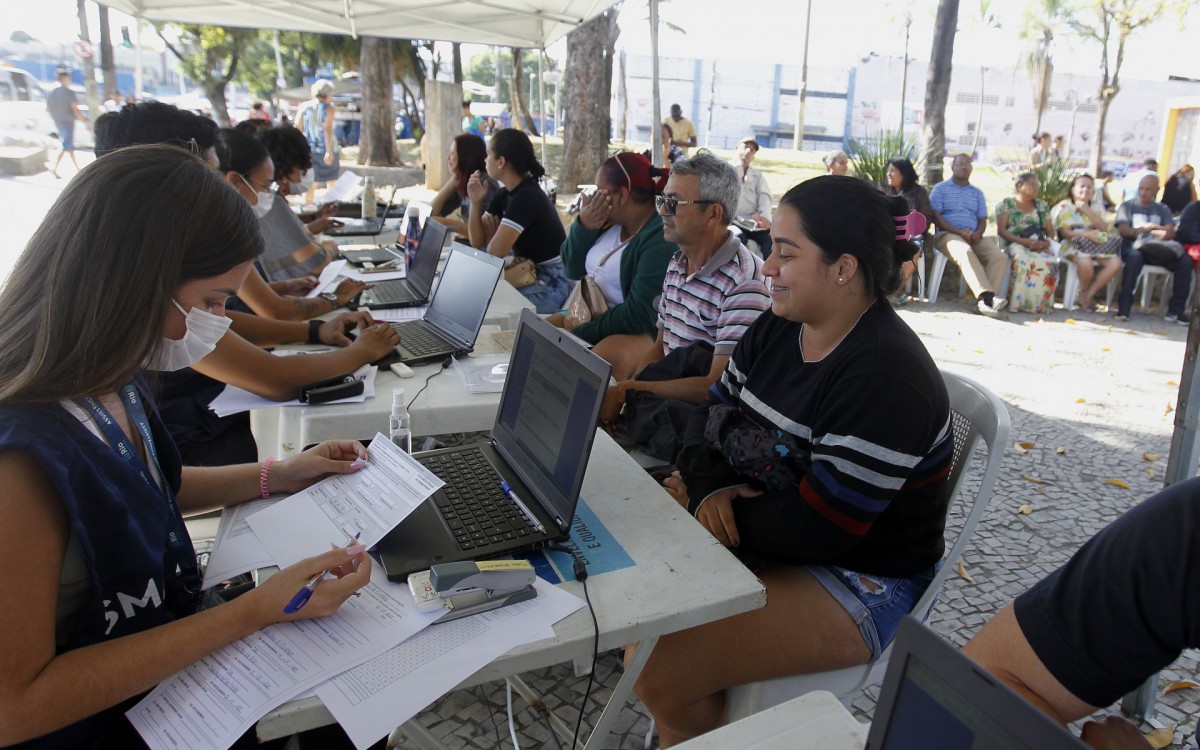 Geral - Fila para cadastramento no Cad&Uacute;nico. A&ccedil;ao da secretaria municipal de assistencia social do Rio de Janeiro, na Pra&ccedil;a Dr. Raimundo Paz, em Bangu, zona oeste da cidade.