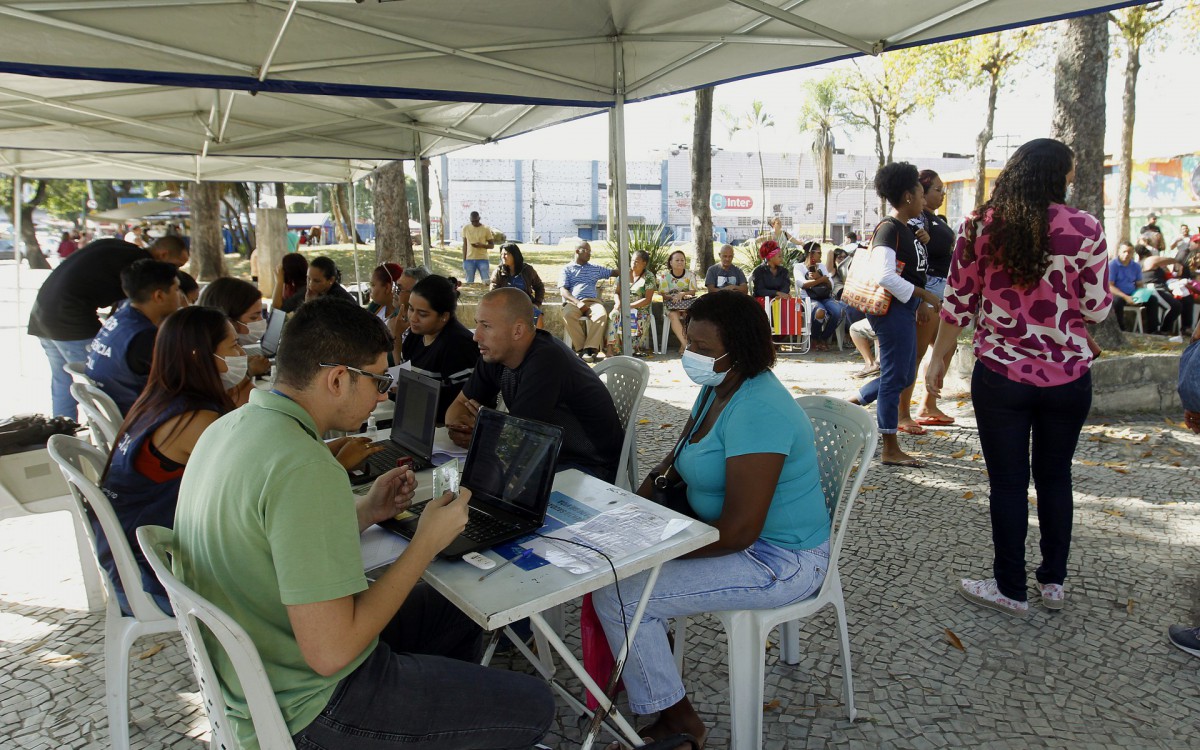 Geral - Fila para cadastramento no Cad&Uacute;nico. A&ccedil;ao da secretaria municipal de assistencia social do Rio de Janeiro, na Pra&ccedil;a Dr. Raimundo Paz, em Bangu, zona oeste da cidade.
