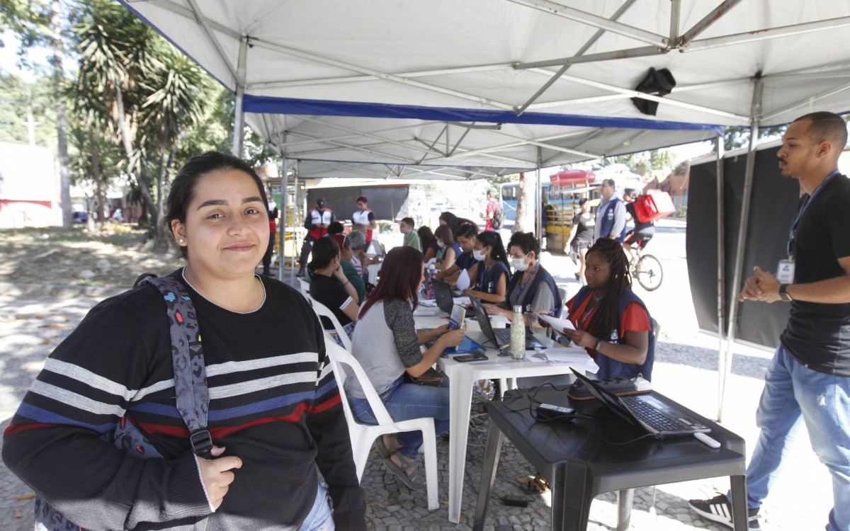 Geral - Fila para cadastramento no Cad&Uacute;nico. A&ccedil;ao da secretaria municipal de assistencia social do Rio de Janeiro, na Pra&ccedil;a Dr. Raimundo Paz, em Bangu, zona oeste da cidade. Na foto, Laiuque das Neves.