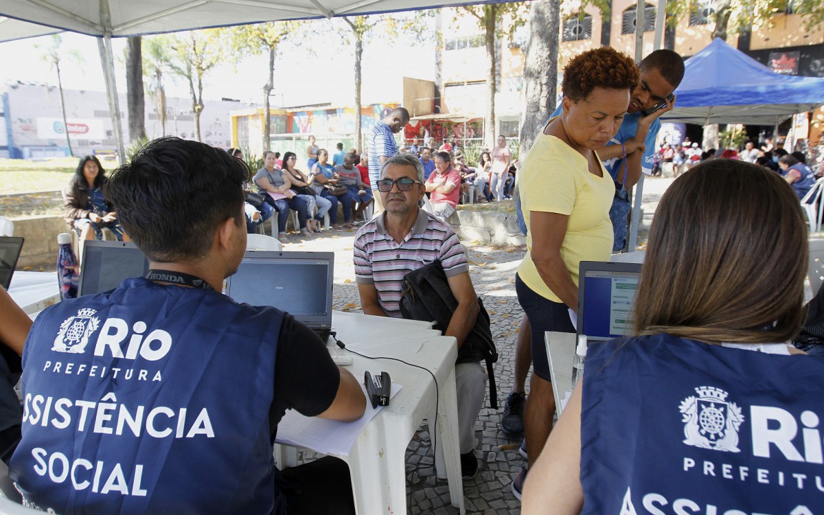 Geral - Fila para cadastramento no Cad&Uacute;nico. A&ccedil;ao da secretaria municipal de assistencia social do Rio de Janeiro, na Pra&ccedil;a Dr. Raimundo Paz, em Bangu, zona oeste da cidade.