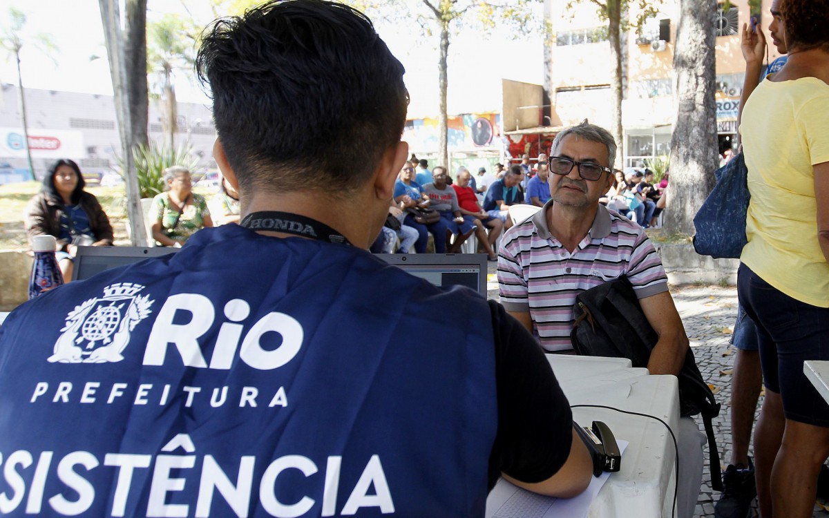 Geral - Fila para cadastramento no Cad&Uacute;nico. A&ccedil;ao da secretaria municipal de assistencia social do Rio de Janeiro, na Pra&ccedil;a Dr. Raimundo Paz, em Bangu, zona oeste da cidade.