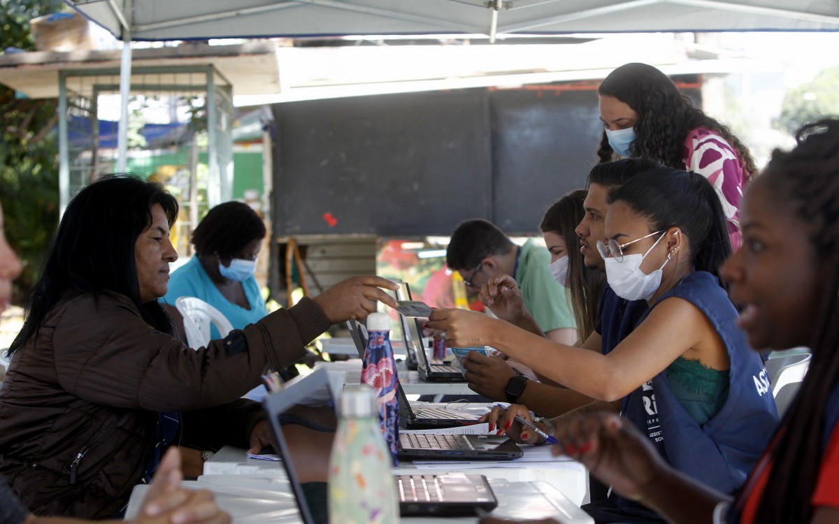 Geral - Fila para cadastramento no Cad&Uacute;nico. A&ccedil;ao da secretaria municipal de assistencia social do Rio de Janeiro, na Pra&ccedil;a Dr. Raimundo Paz, em Bangu, zona oeste da cidade.