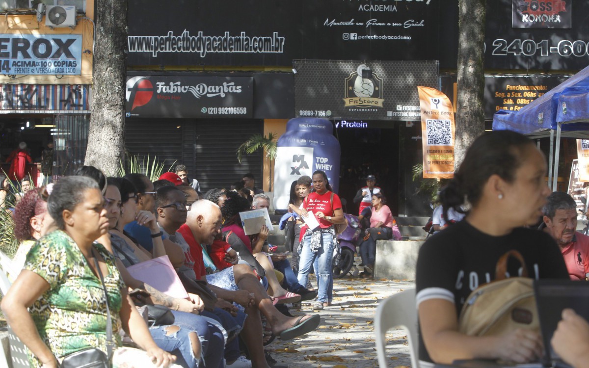 Geral - Fila para cadastramento no Cad&Uacute;nico. A&ccedil;ao da secretaria municipal de assistencia social do Rio de Janeiro, na Pra&ccedil;a Dr. Raimundo Paz, em Bangu, zona oeste da cidade.