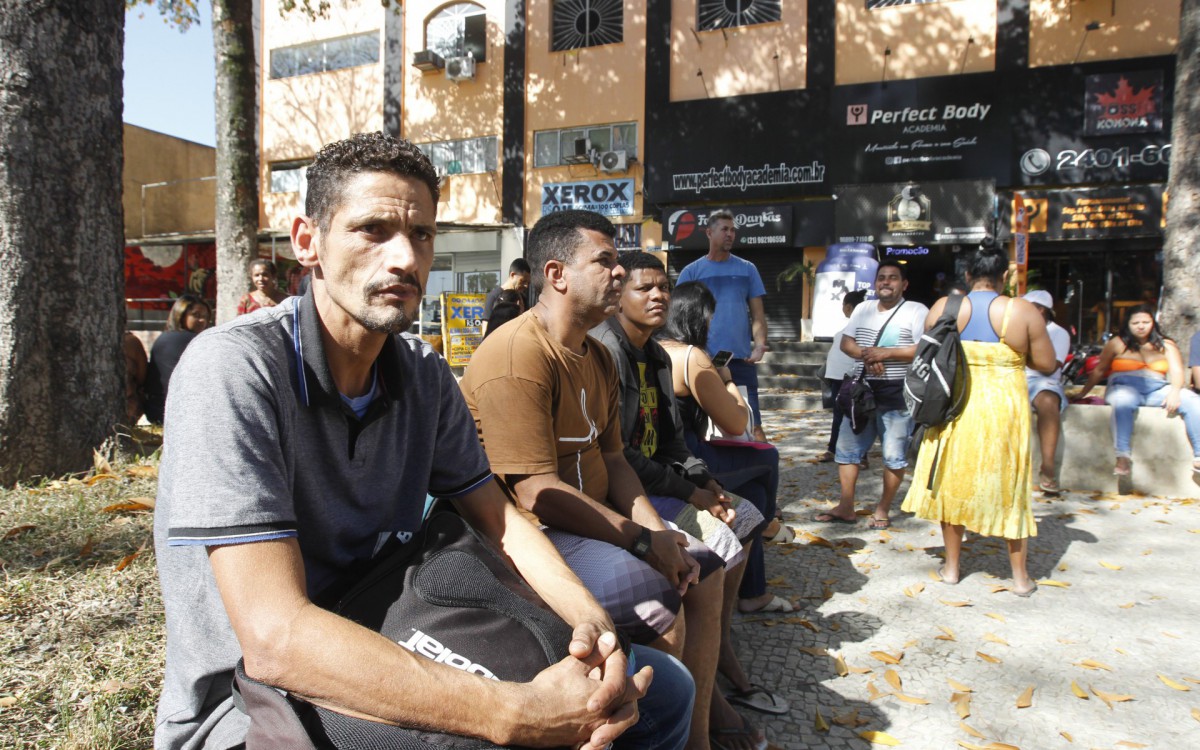 Geral - Fila para cadastramento no Cad&Uacute;nico. A&ccedil;ao da secretaria municipal de assistencia social do Rio de Janeiro, na Pra&ccedil;a Dr. Raimundo Paz, em Bangu, zona oeste da cidade. Na foto, Leonardo dos Santos da Silva.