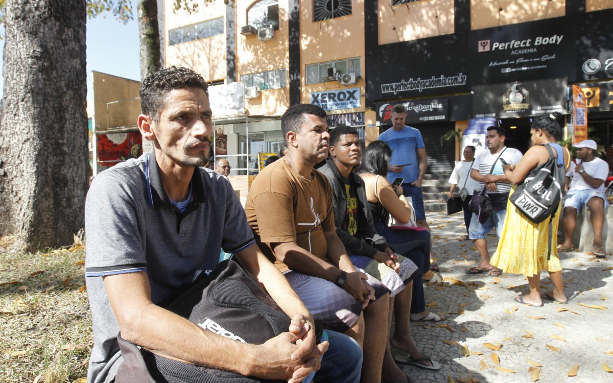 Geral - Fila para cadastramento no Cad&Uacute;nico. A&ccedil;ao da secretaria municipal de assistencia social do Rio de Janeiro, na Pra&ccedil;a Dr. Raimundo Paz, em Bangu, zona oeste da cidade. Na foto, Leonardo dos Santos da Silva.