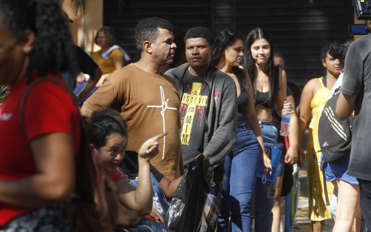 Geral - Fila para cadastramento no Cad&Uacute;nico. A&ccedil;ao da secretaria municipal de assistencia social do Rio de Janeiro, na Pra&ccedil;a Dr. Raimundo Paz, em Bangu, zona oeste da cidade. Na foto, Walter Sergio, camisa marron.