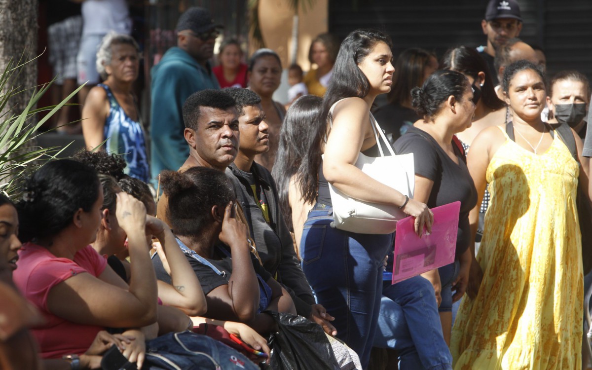 Geral - Fila para cadastramento no Cad&Uacute;nico. A&ccedil;ao da secretaria municipal de assistencia social do Rio de Janeiro, na Pra&ccedil;a Dr. Raimundo Paz, em Bangu, zona oeste da cidade. Na foto, Walter Sergio, camisa marron.