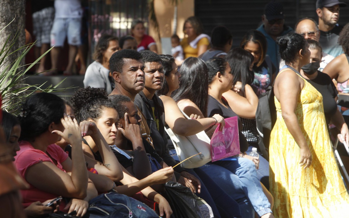 Geral - Fila para cadastramento no Cad&Uacute;nico. A&ccedil;ao da secretaria municipal de assistencia social do Rio de Janeiro, na Pra&ccedil;a Dr. Raimundo Paz, em Bangu, zona oeste da cidade. Na foto, Walter Sergio, camisa marron. - Reginaldo Pimenta / Agencia O Dia