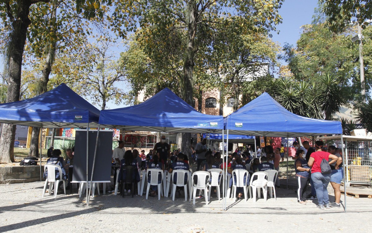 Geral - Fila para cadastramento no Cad&Uacute;nico. A&ccedil;ao da secretaria municipal de assistencia social do Rio de Janeiro, na Pra&ccedil;a Dr. Raimundo Paz, em Bangu, zona oeste da cidade.