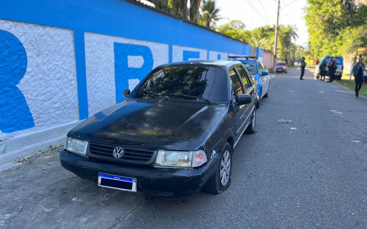 Ve&iacute;culo utilizado pelos criminosos; a placa foi ocultada pela reportagem
