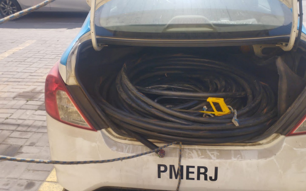 Policiais militares apreenderam cabos de energia que estavam com os criminosos
