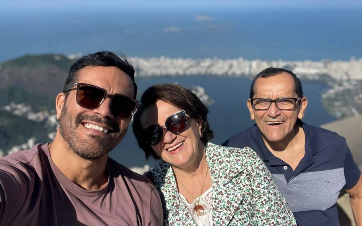 As vítimas foram surpreendidas quando estavam deitadas no sofá-cama, não tendo qualquer chance de defesa - Rede Social