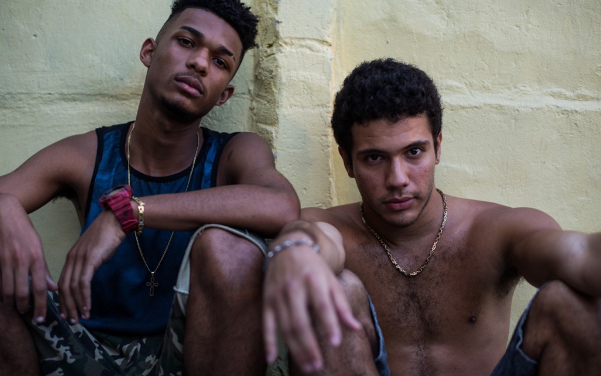 Juninho (Juan Paiva) e Beto (Willean Reis), em 'Um Dia Qualquer' - Divulgação